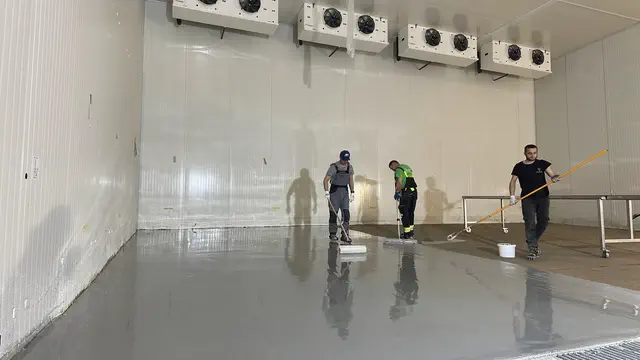Applying a polymer coating to a cold-room concrete floor